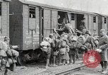 Image Chemins de fer français transportant des troupes américaines dans des wagons couverts France, 1918, de la seconde 24 séquences d'archives historiques vidéo 65675025592