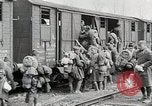 Image Chemins de fer français transportant des troupes américaines dans des wagons couverts France, 1918, de la seconde 25 séquences d'archives historiques vidéo 65675025592