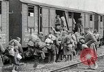 Image Chemins de fer français transportant des troupes américaines dans des wagons couverts France, 1918, de la seconde 26 séquences d'archives historiques vidéo 65675025592