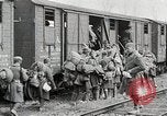 Image Chemins de fer français transportant des troupes américaines dans des wagons couverts France, 1918, de la seconde 27 séquences d'archives historiques vidéo 65675025592
