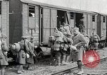Image Chemins de fer français transportant des troupes américaines dans des wagons couverts France, 1918, de la seconde 28 séquences d'archives historiques vidéo 65675025592