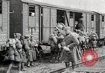 Image Chemins de fer français transportant des troupes américaines dans des wagons couverts France, 1918, de la seconde 29 séquences d'archives historiques vidéo 65675025592