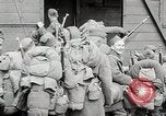 Image Chemins de fer français transportant des troupes américaines dans des wagons couverts France, 1918, de la seconde 32 séquences d'archives historiques vidéo 65675025592