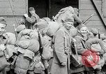 Image Chemins de fer français transportant des troupes américaines dans des wagons couverts France, 1918, de la seconde 33 séquences d'archives historiques vidéo 65675025592