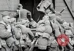 Image Chemins de fer français transportant des troupes américaines dans des wagons couverts France, 1918, de la seconde 35 séquences d'archives historiques vidéo 65675025592
