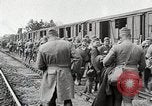 Image Chemins de fer français transportant des troupes américaines dans des wagons couverts France, 1918, de la seconde 36 séquences d'archives historiques vidéo 65675025592