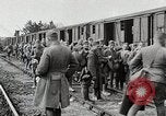 Image Chemins de fer français transportant des troupes américaines dans des wagons couverts France, 1918, de la seconde 37 séquences d'archives historiques vidéo 65675025592