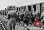Image Chemins de fer français transportant des troupes américaines dans des wagons couverts France, 1918, de la seconde 38 séquences d'archives historiques vidéo 65675025592