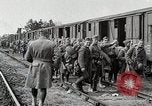 Image Chemins de fer français transportant des troupes américaines dans des wagons couverts France, 1918, de la seconde 39 séquences d'archives historiques vidéo 65675025592
