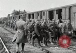 Image Chemins de fer français transportant des troupes américaines dans des wagons couverts France, 1918, de la seconde 40 séquences d'archives historiques vidéo 65675025592