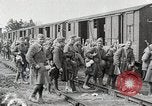 Image Chemins de fer français transportant des troupes américaines dans des wagons couverts France, 1918, de la seconde 41 séquences d'archives historiques vidéo 65675025592