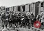 Image Chemins de fer français transportant des troupes américaines dans des wagons couverts France, 1918, de la seconde 42 séquences d'archives historiques vidéo 65675025592