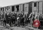 Image Chemins de fer français transportant des troupes américaines dans des wagons couverts France, 1918, de la seconde 43 séquences d'archives historiques vidéo 65675025592