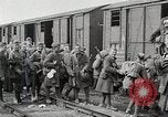 Image Chemins de fer français transportant des troupes américaines dans des wagons couverts France, 1918, de la seconde 44 séquences d'archives historiques vidéo 65675025592