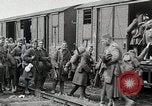 Image Chemins de fer français transportant des troupes américaines dans des wagons couverts France, 1918, de la seconde 45 séquences d'archives historiques vidéo 65675025592
