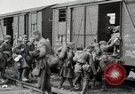 Image Chemins de fer français transportant des troupes américaines dans des wagons couverts France, 1918, de la seconde 46 séquences d'archives historiques vidéo 65675025592