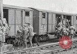 Image Chemins de fer français transportant des troupes américaines dans des wagons couverts France, 1918, de la seconde 47 séquences d'archives historiques vidéo 65675025592