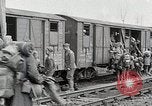 Image Chemins de fer français transportant des troupes américaines dans des wagons couverts France, 1918, de la seconde 48 séquences d'archives historiques vidéo 65675025592