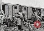 Image Chemins de fer français transportant des troupes américaines dans des wagons couverts France, 1918, de la seconde 49 séquences d'archives historiques vidéo 65675025592