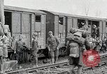 Image Chemins de fer français transportant des troupes américaines dans des wagons couverts France, 1918, de la seconde 50 séquences d'archives historiques vidéo 65675025592