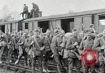 Image Chemins de fer français transportant des troupes américaines dans des wagons couverts France, 1918, de la seconde 52 séquences d'archives historiques vidéo 65675025592