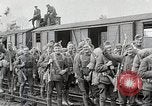 Image Chemins de fer français transportant des troupes américaines dans des wagons couverts France, 1918, de la seconde 53 séquences d'archives historiques vidéo 65675025592