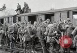 Image Chemins de fer français transportant des troupes américaines dans des wagons couverts France, 1918, de la seconde 54 séquences d'archives historiques vidéo 65675025592
