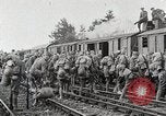 Image Chemins de fer français transportant des troupes américaines dans des wagons couverts France, 1918, de la seconde 55 séquences d'archives historiques vidéo 65675025592