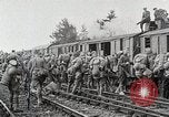 Image Chemins de fer français transportant des troupes américaines dans des wagons couverts France, 1918, de la seconde 56 séquences d'archives historiques vidéo 65675025592