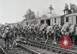 Image Chemins de fer français transportant des troupes américaines dans des wagons couverts France, 1918, de la seconde 57 séquences d'archives historiques vidéo 65675025592