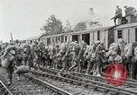 Image Chemins de fer français transportant des troupes américaines dans des wagons couverts France, 1918, de la seconde 58 séquences d'archives historiques vidéo 65675025592