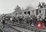 Image Chemins de fer français transportant des troupes américaines dans des wagons couverts France, 1918, de la seconde 59 séquences d'archives historiques vidéo 65675025592