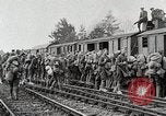 Image Chemins de fer français transportant des troupes américaines dans des wagons couverts France, 1918, de la seconde 60 séquences d'archives historiques vidéo 65675025592