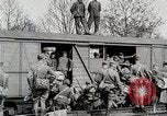 Image Chemins de fer français transportant des troupes américaines dans des wagons couverts France, 1918, de la seconde 61 séquences d'archives historiques vidéo 65675025592
