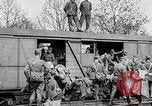 Image Chemins de fer français transportant des troupes américaines dans des wagons couverts France, 1918, de la seconde 62 séquences d'archives historiques vidéo 65675025592