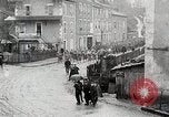 Standbild AEF Truppen der 32nd Division März in Gievres Frankreich Gievres Frankreich, 1918, aus Sekunde 4 historischem Filmmaterial Videoclip 65675025593