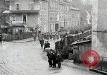 Standbild AEF Truppen der 32nd Division März in Gievres Frankreich Gievres Frankreich, 1918, aus Sekunde 5 historischem Filmmaterial Videoclip 65675025593