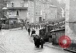 Standbild AEF Truppen der 32nd Division März in Gievres Frankreich Gievres Frankreich, 1918, aus Sekunde 6 historischem Filmmaterial Videoclip 65675025593