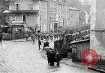 Standbild AEF Truppen der 32nd Division März in Gievres Frankreich Gievres Frankreich, 1918, aus Sekunde 7 historischem Filmmaterial Videoclip 65675025593