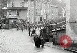 Standbild AEF Truppen der 32nd Division März in Gievres Frankreich Gievres Frankreich, 1918, aus Sekunde 8 historischem Filmmaterial Videoclip 65675025593