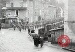 Standbild AEF Truppen der 32nd Division März in Gievres Frankreich Gievres Frankreich, 1918, aus Sekunde 9 historischem Filmmaterial Videoclip 65675025593