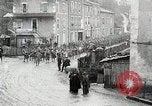 Standbild AEF Truppen der 32nd Division März in Gievres Frankreich Gievres Frankreich, 1918, aus Sekunde 10 historischem Filmmaterial Videoclip 65675025593