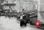 Standbild AEF Truppen der 32nd Division März in Gievres Frankreich Gievres Frankreich, 1918, aus Sekunde 11 historischem Filmmaterial Videoclip 65675025593