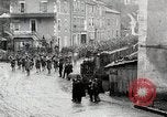 Standbild AEF Truppen der 32nd Division März in Gievres Frankreich Gievres Frankreich, 1918, aus Sekunde 12 historischem Filmmaterial Videoclip 65675025593