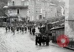 Standbild AEF Truppen der 32nd Division März in Gievres Frankreich Gievres Frankreich, 1918, aus Sekunde 13 historischem Filmmaterial Videoclip 65675025593