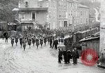 Standbild AEF Truppen der 32nd Division März in Gievres Frankreich Gievres Frankreich, 1918, aus Sekunde 14 historischem Filmmaterial Videoclip 65675025593