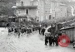Standbild AEF Truppen der 32nd Division März in Gievres Frankreich Gievres Frankreich, 1918, aus Sekunde 15 historischem Filmmaterial Videoclip 65675025593