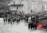 Standbild AEF Truppen der 32nd Division März in Gievres Frankreich Gievres Frankreich, 1918, aus Sekunde 16 historischem Filmmaterial Videoclip 65675025593