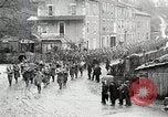 Standbild AEF Truppen der 32nd Division März in Gievres Frankreich Gievres Frankreich, 1918, aus Sekunde 17 historischem Filmmaterial Videoclip 65675025593