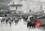 Standbild AEF Truppen der 32nd Division März in Gievres Frankreich Gievres Frankreich, 1918, aus Sekunde 18 historischem Filmmaterial Videoclip 65675025593
